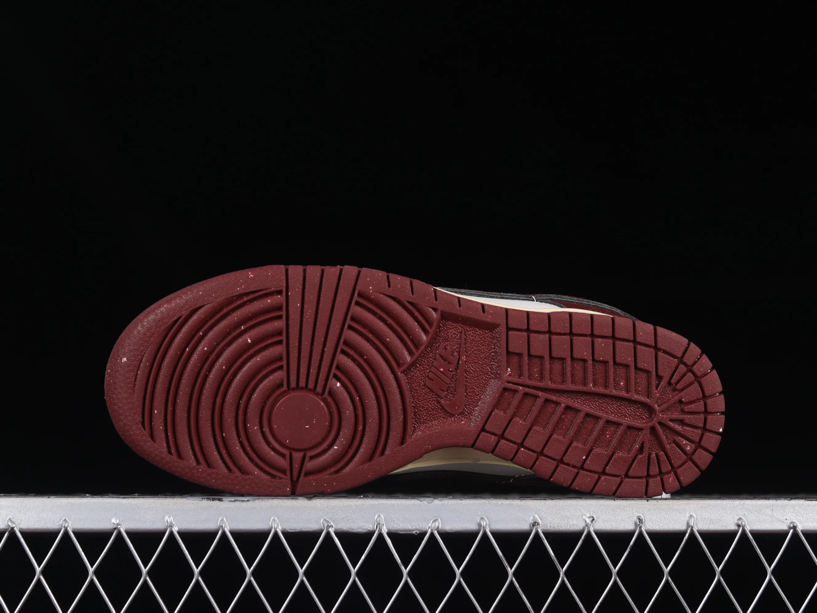 All categories Nk SB Dunk Series Nk SB Dunk Low low-top sneakers Cost-effective version Nk Dunk Low "Team Red" metal buckle burgundy SB low-top sports and leisure sneakers DV1160-101
